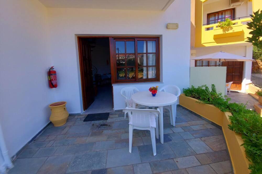 Menelaos Apartments Daratsos Exteriör bild